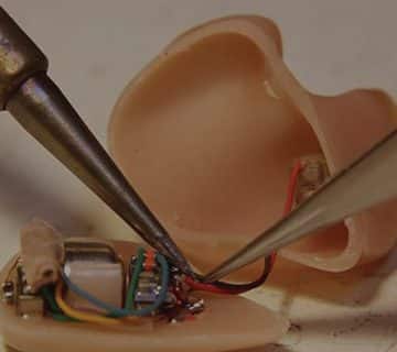 سمعک 1 کلینیک کاشن - انجام آزمونهای الکتروفیزیولوژیک