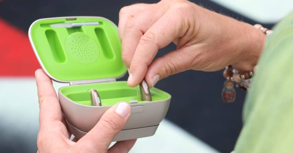 مزایا و معایب سمعک شارژی